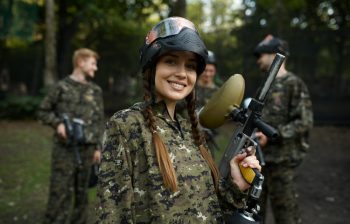 Paintball: Adrenalina și strategia într-un joc de echipă