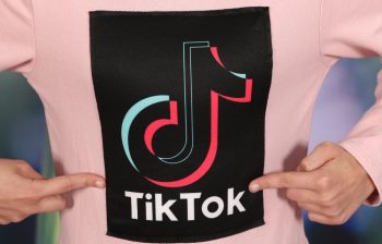 Fondul de ten aplicat diferit: Trendul TikTok încercat de toți