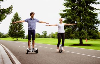 Cum înveți să mergi pe un hoverboard? Este periculos acest dispozitiv?