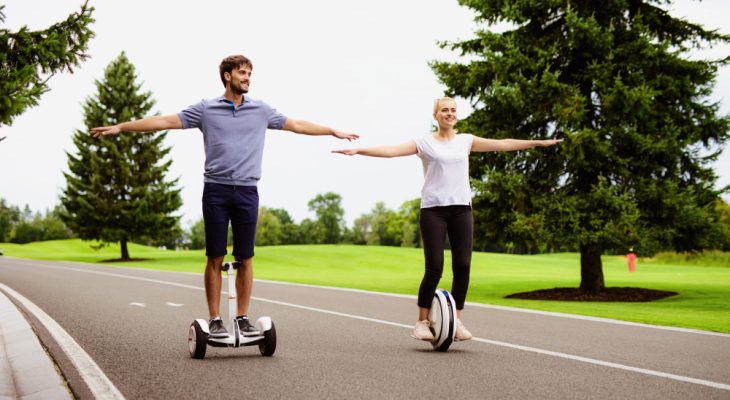 Cum înveți să mergi pe un hoverboard? Este periculos acest dispozitiv?