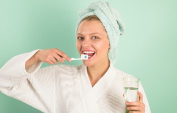 Cum să îți îngrijești dinții în timpul purtării protezei dentare Cum să îți îngrijești dinții în timpul purtării protezei dentare