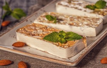 Prăjitură cu brânză de vaci și stafide: rețeta simplă și delicioasă pentru un desert pufos Prăjitură cu brânză de vaci și stafide: rețeta simplă și delicioasă pentru un desert pufos
