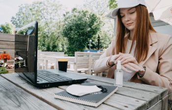 Viața de freelancer în România: între liniștea naturală și infrastructura digitală