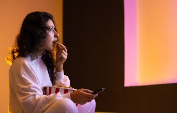Filme de comedie neagră cu replici memorabile și inteligente