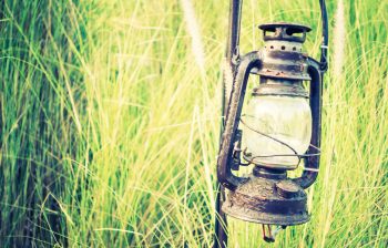 Picnic nocturn sub lumina unei lanterne vintage