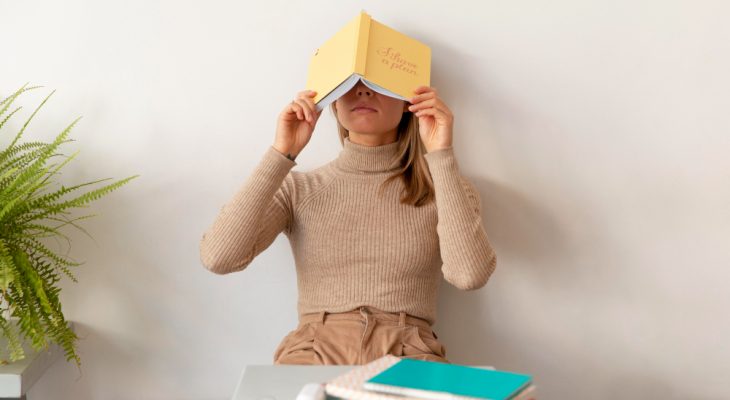 Idei creative pentru a adăuga personalitate livingului tău