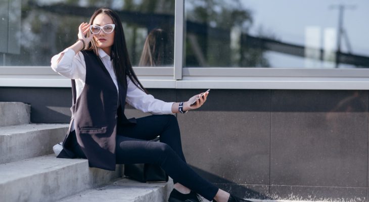 10 combinații perfecte cu pantaloni negri