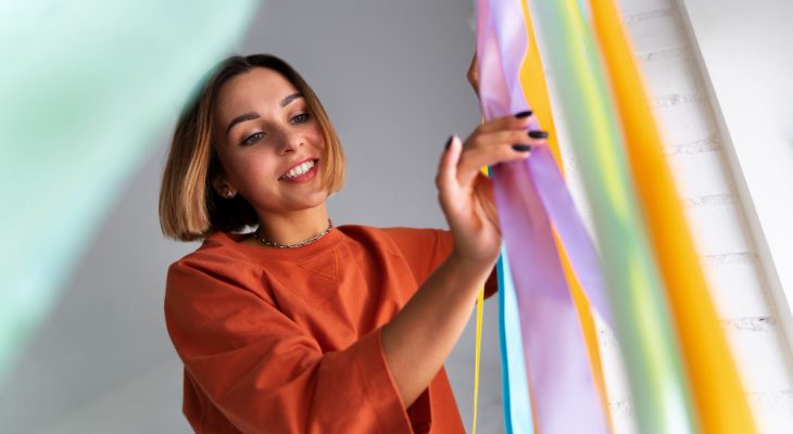 Decor cu textile colorate: reguli de echilibru