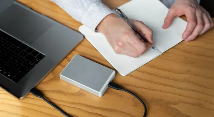 Cum să alegi un power bank bun fără să te lași impresionat de cifre enorme