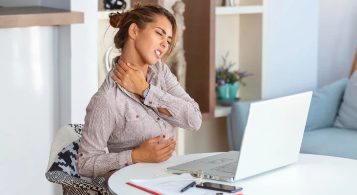 Ce rol are poziția monitorului în prevenirea disconfortului cervical